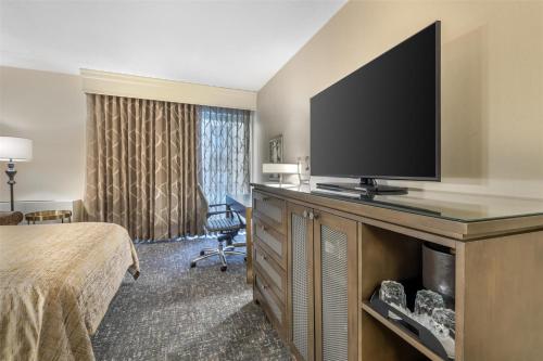 TV o dispositivi per l'intrattenimento presso Best Western Plus The Normandy Inn & Suites