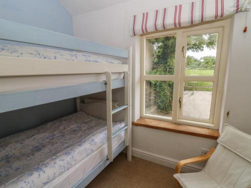 Un dormitorio con dos literas y una ventana. en St John's House, en Newport