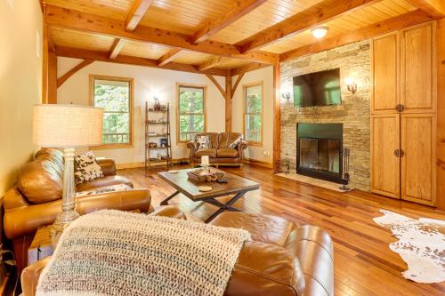 Ruang duduk di Game Room and Pool Group Getaway in Dahlonega!