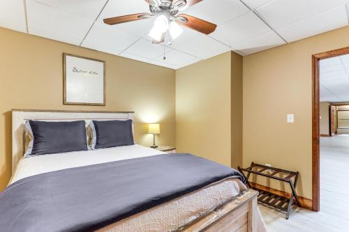 Katil atau katil-katil dalam bilik di Game Room and Pool Group Getaway in Dahlonega!