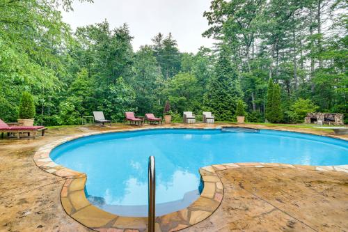 Kolam renang di atau dekat dengan Game Room and Pool Group Getaway in Dahlonega!