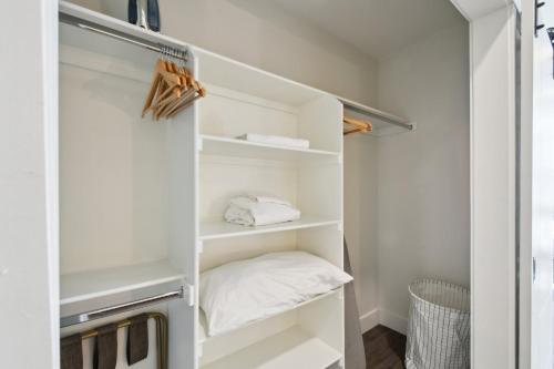 un petit placard avec des étagères blanches et un lit dans l'établissement Urban Elegance | Espadin LoHi, à Denver