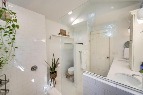 une salle de bain blanche avec un lavabo et des toilettes dans l'établissement Blue Sky Bungalow, à Boise