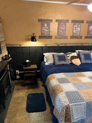 Gallery image of Acorn Hideaways Canton Rustic Old West Frontier Suite in Canton