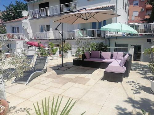 Ruang duduk di Apartment with nice terrace in Crikvenica