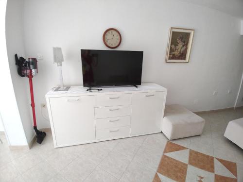 Televisyen dan/atau pusat hiburan di Apartment with nice terrace in Crikvenica