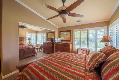 Un dormitorio con una cama y un ventilador de techo. en Golfer's Getaway, en Nipomo