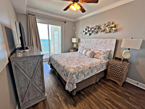 Giường trong phòng chung tại Island Royale