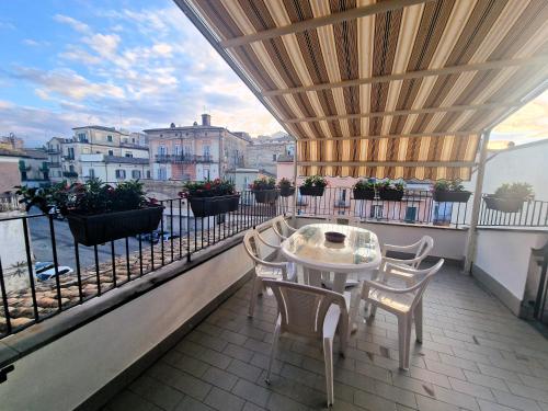 un patio con tavolo e sedie su un balcone di La Terrazza HOUSE a Lanciano