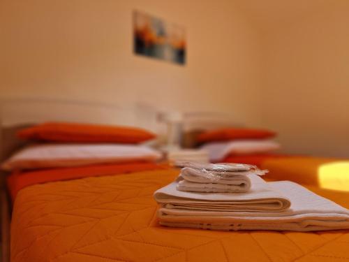 una pila di asciugamani appoggiata sopra un letto di La Terrazza HOUSE a Lanciano