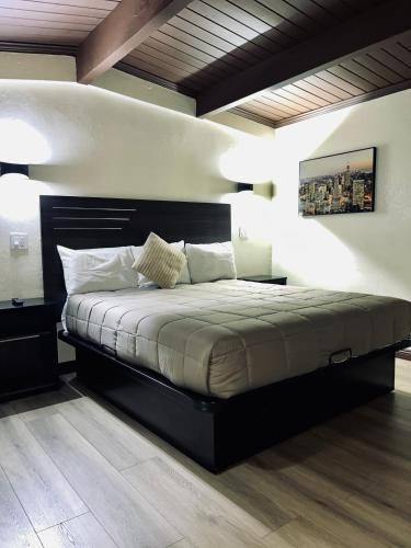 a bedroom with a large bed in a room at Del Aire Inn LAX in Inglewood