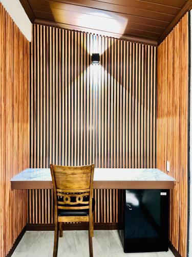 a wooden wall with a table and a wooden chair at Del Aire Inn LAX in Inglewood