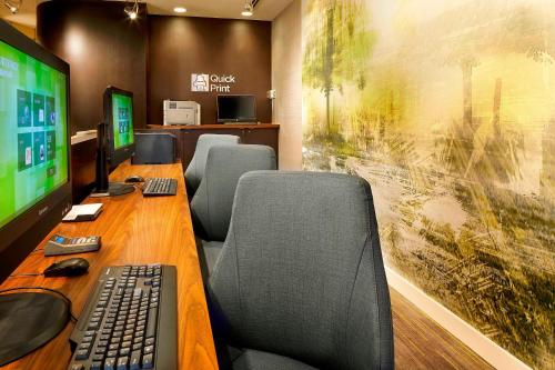 an office with a desk with chairs and a computer at Courtyard Edison Woodbridge in Edison