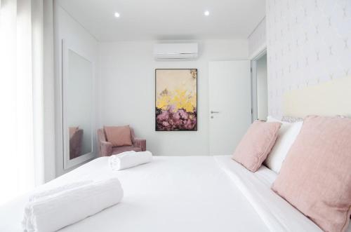 En eller flere senge i et værelse på TERRAZA - Exclusive Terrace, Sea View & Pool