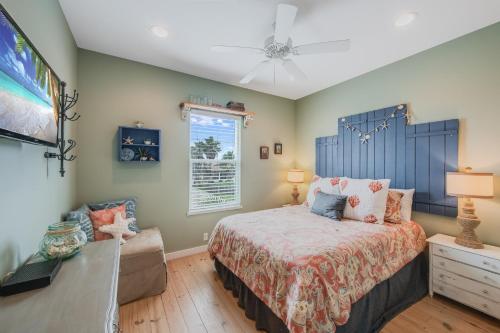 un dormitorio con una cama y una ventana en Caney Creek Beach Club, en Mustang Beach