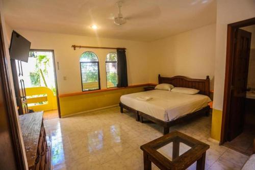 une chambre avec un lit et une télévision dans l'établissement Hotel Vista Caribe Playa, à Playa del Carmen