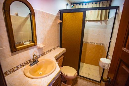 une salle de bain avec lavabo et douche dans l'établissement Hotel Vista Caribe Playa, à Playa del Carmen