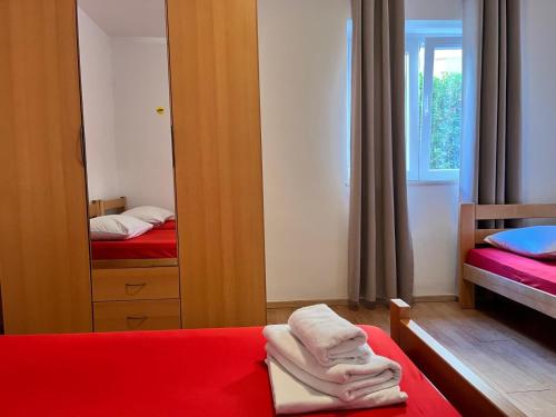 Ένα ή περισσότερα κρεβάτια σε δωμάτιο στο Apartments REM