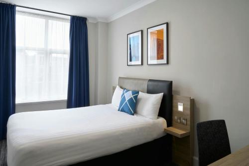Postel nebo postele na pokoji v ubytování Four Points Flex by Sheraton Edinburgh