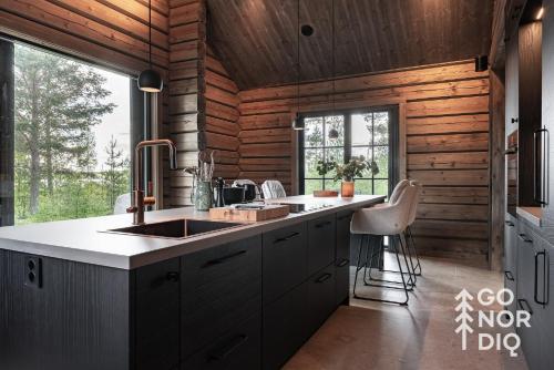 una cucina con un lavello e un piano di lavoro di The Lazy Moose a Tällberg