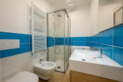 a bathroom with a sink and a toilet and a shower at Trilocale a pochi passi dal mare con giardino con WiFi in Rapallo