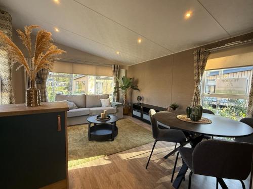 Posezení v ubytování Modern chalet, family oriented holiday suites near the forest and lake