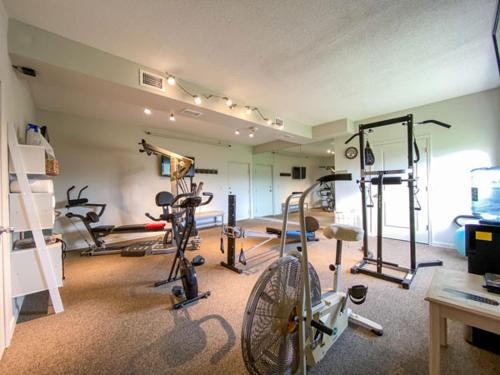 Das Fitnesscenter und/oder die Fitnesseinrichtungen in der Unterkunft Las Olas Beach Club of Satellite Beach