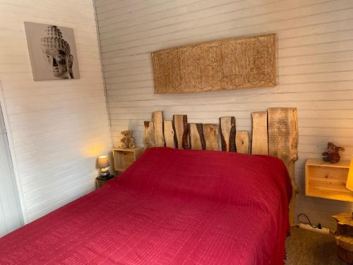 Ένα ή περισσότερα κρεβάτια σε δωμάτιο στο Chambre Zen Chez l'habitant en Forêt