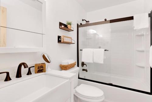 ビッグ・ベア・シティにあるDoble your pleasure #2127のシャワーとトイレ付きの白いバスルーム