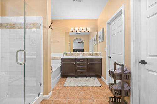 Vannituba majutusasutuses Luxury Gated Retreat Golf Course Views Sleeps 8