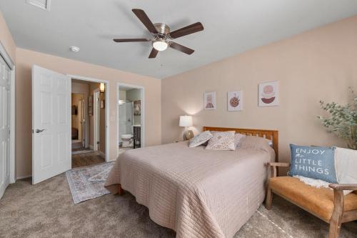 ein Schlafzimmer mit einem Bett und einem Deckenventilator in der Unterkunft Modern Southwest Escape 2 Master Bedrooms in Bakersfield