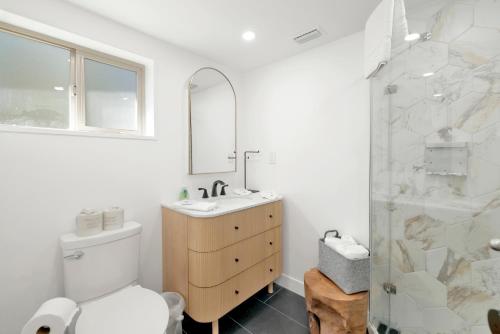 ein Badezimmer mit Toilette, Waschbecken und Dusche in der Unterkunft Vista pines #234 in Big Bear Lake