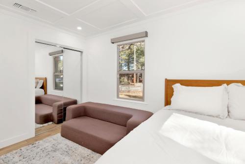 ein Schlafzimmer mit einem Bett und einem Stuhl in der Unterkunft Vista pines #234 in Big Bear Lake