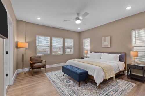 Postel nebo postele na pokoji v ubytování Bright Urban Comfort | JZ Vacation Rentals