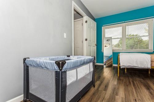 Ein Bett oder Betten in einem Zimmer der Unterkunft King, Gazebo & Private HotTub~ WestWichita