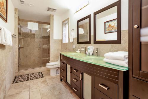 een badkamer met een wastafel en een douche bij Circle views #1602 in Big Bear Lake