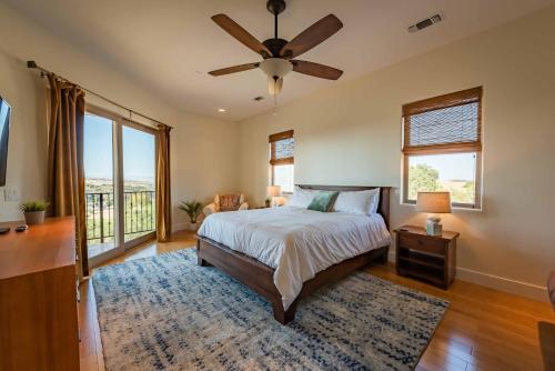 Postel nebo postele na pokoji v ubytování Blue Oak Oasis At Lake Naci