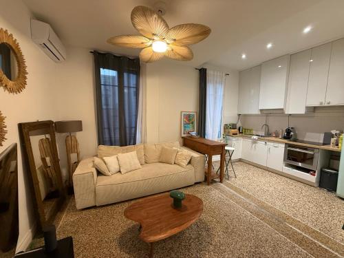 un salon avec un canapé et une cuisine dans l'établissement Charmant 2 Pièces au Port de Nice - Calme, Confort et Proximité Mer, à Nice