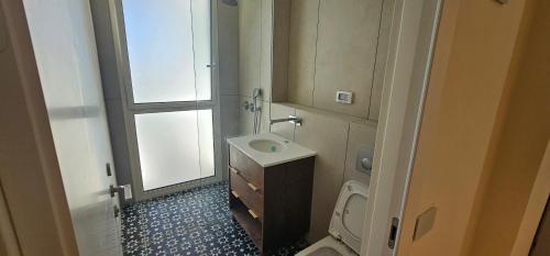 エイラットにあるShani house OMEGA penthouse 42 complex private poolのトイレ、洗面台、窓のあるバスルーム