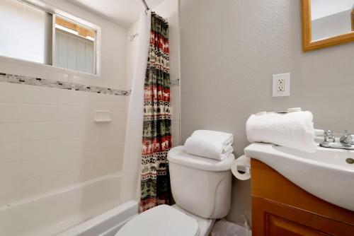 ein Badezimmer mit Toilette und Waschbecken in der Unterkunft Dusk to dawn #557 in Big Bear Lake
