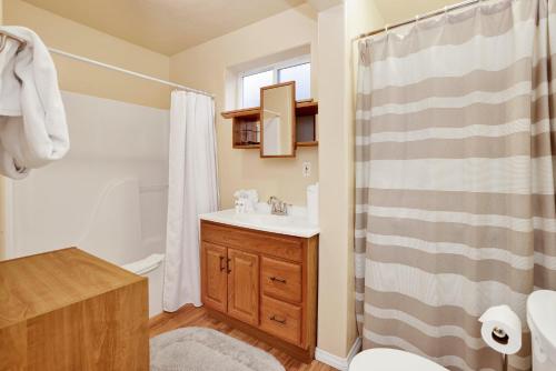 Un baño con ducha, lavabo e inodoro. en Mount berkley #2367, en Big Bear Lake