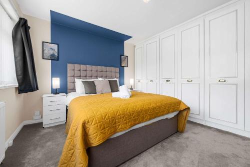 Katil atau katil-katil dalam bilik di Lovely Greater MCR Family Home by City SuperHost