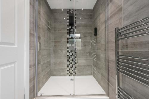 Bilik mandi di Lovely Greater MCR Family Home by City SuperHost
