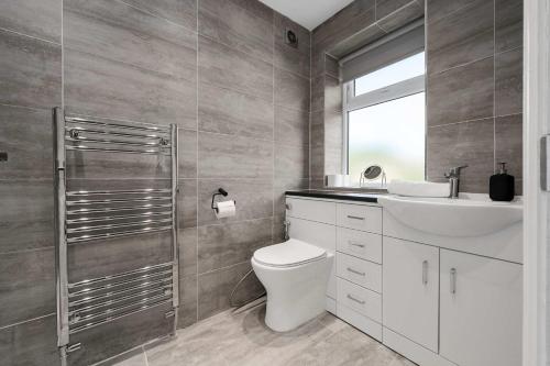 Bilik mandi di Lovely Greater MCR Family Home by City SuperHost