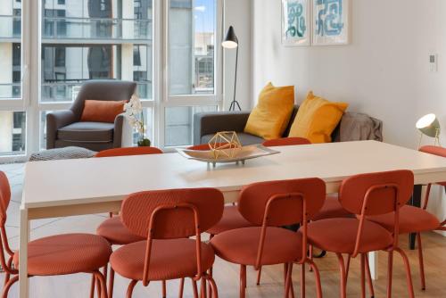 Un comedor con mesa y sillas en Sophisticated 4BR Suite - Modern and Luxurious, en Chicago