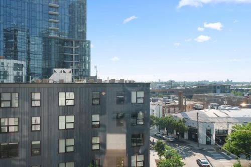 vistas a una ciudad con un edificio alto en Sophisticated 4BR Suite - Modern and Luxurious, en Chicago
