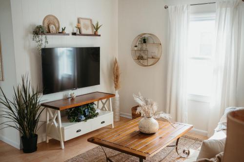 un soggiorno con una grande TV a schermo piatto di Back at Belmar a Belmar