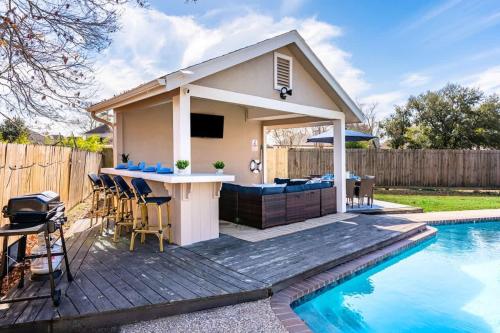 AtascocitaにあるHouston Escape Heated Pool Cabana & Game Roomのプールのある裏庭とバーのある家