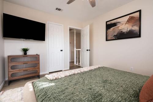 Houston Escape Heated Pool Cabana & Game Roomにあるベッド
