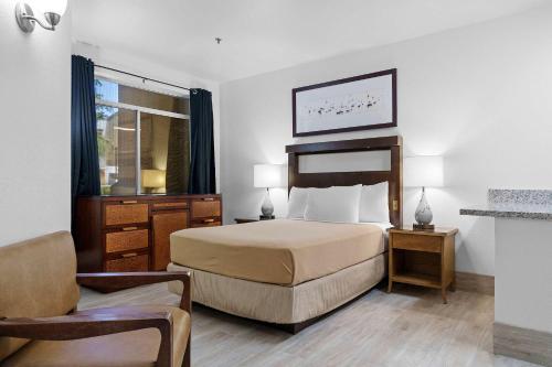 a hotel room with a bed and a chair at Chandler 1bd w 2 beds upgraded in Chandler